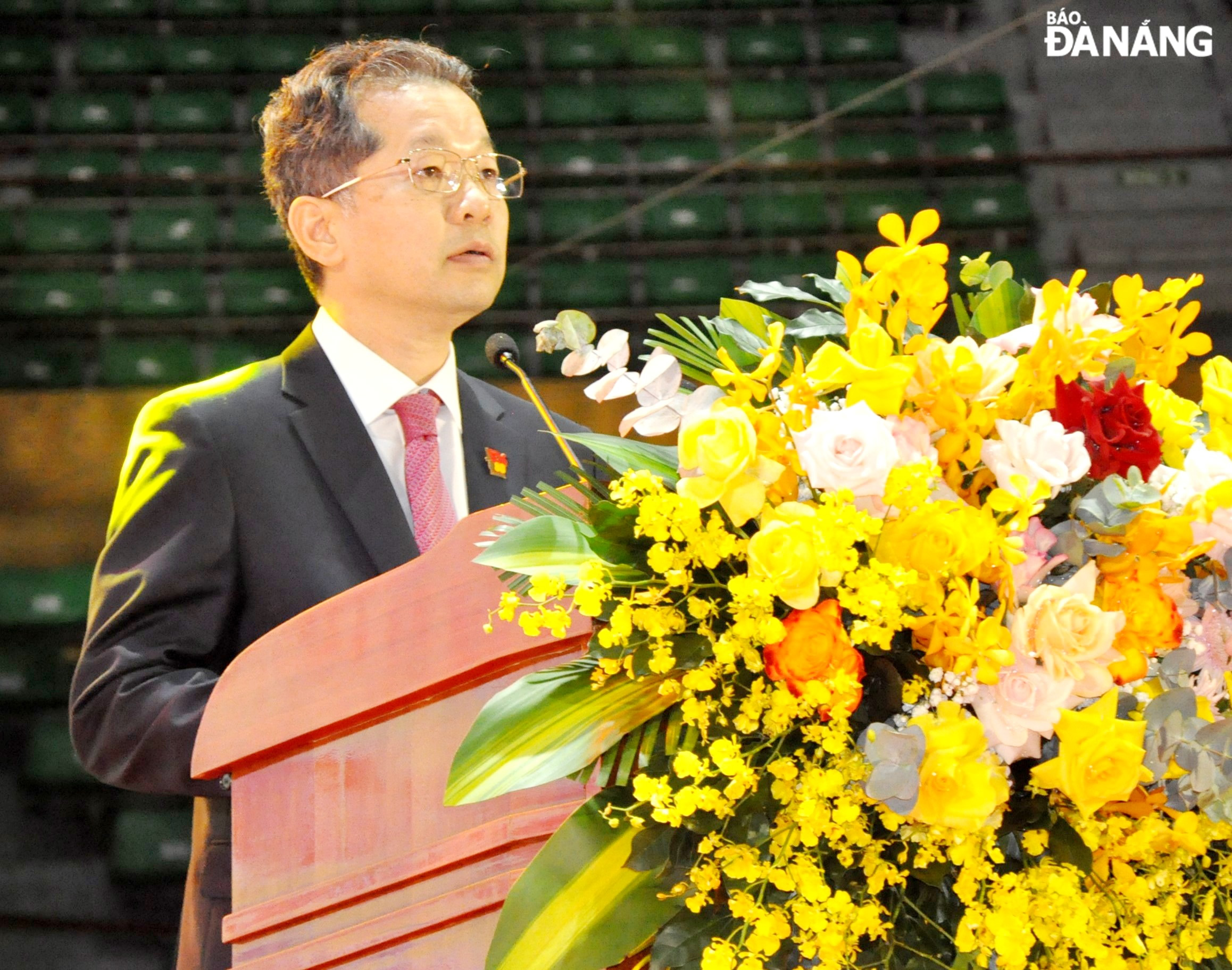 Secretary of the Da Nang Party Committee Nguyen Van Quang speaking at the meeting. Photo: LE HUNG