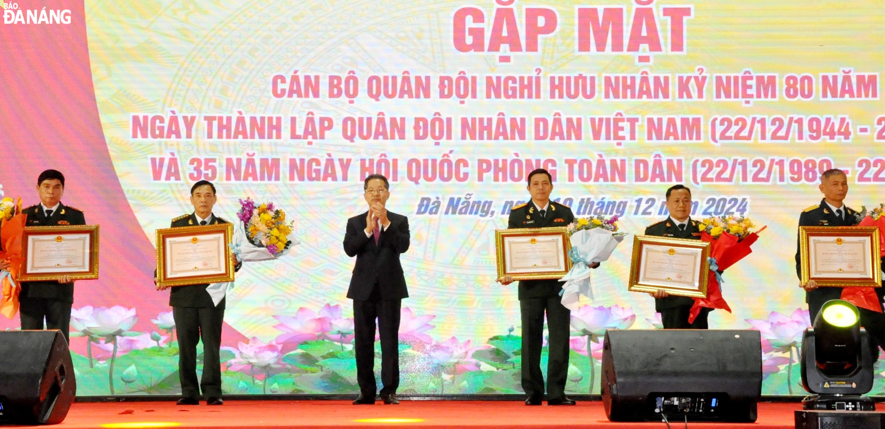 Authorized by the President, Secretary of the Da Nang Party Committee Nguyen Van Quang (third, left) awarding the Second and Third Class Fatherland Protection Medals to outstanding individuals. Photo: LE HUNG 