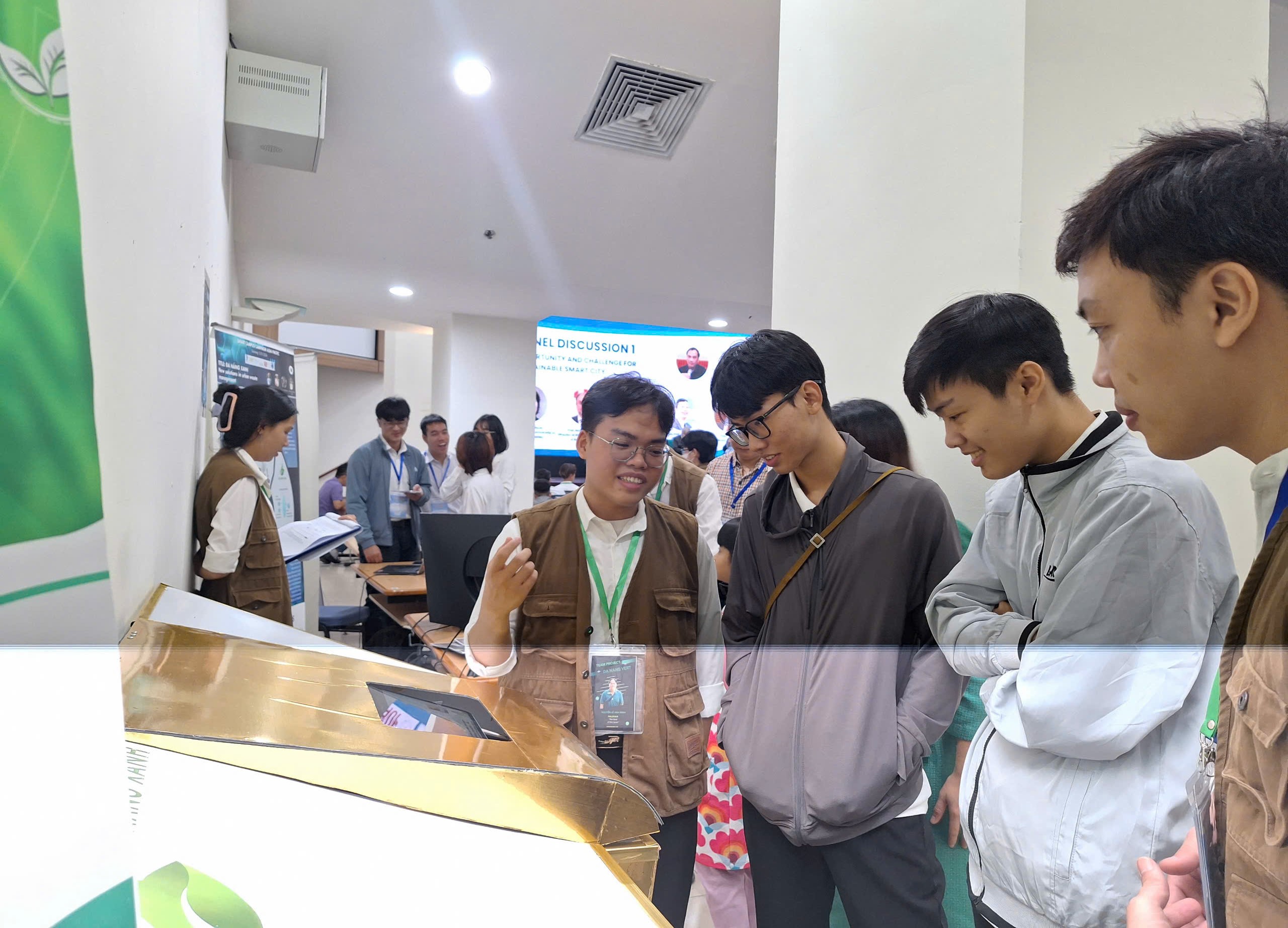 A group of students from the University of Science and Technology and the University of Economics under the University of Da Nang introduce the group's product model at a competition. Photo: THU HA