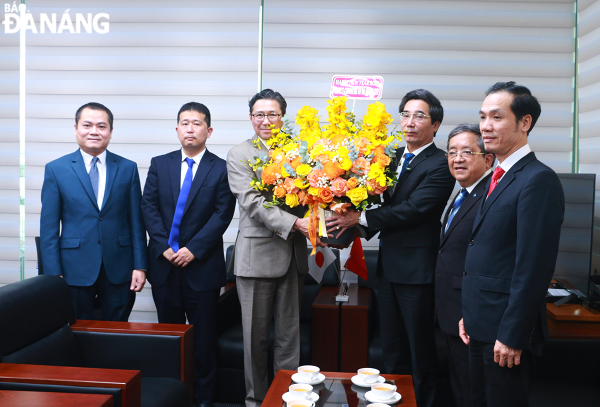 Vice Chairman of Da Nang People's Committee Tran Chi Cuong (3rd, right) presenting flowers to congratulate staff of the Consulate General of Japan in the city on the occasion of the New Year 2025. Photo: T.PHUONG