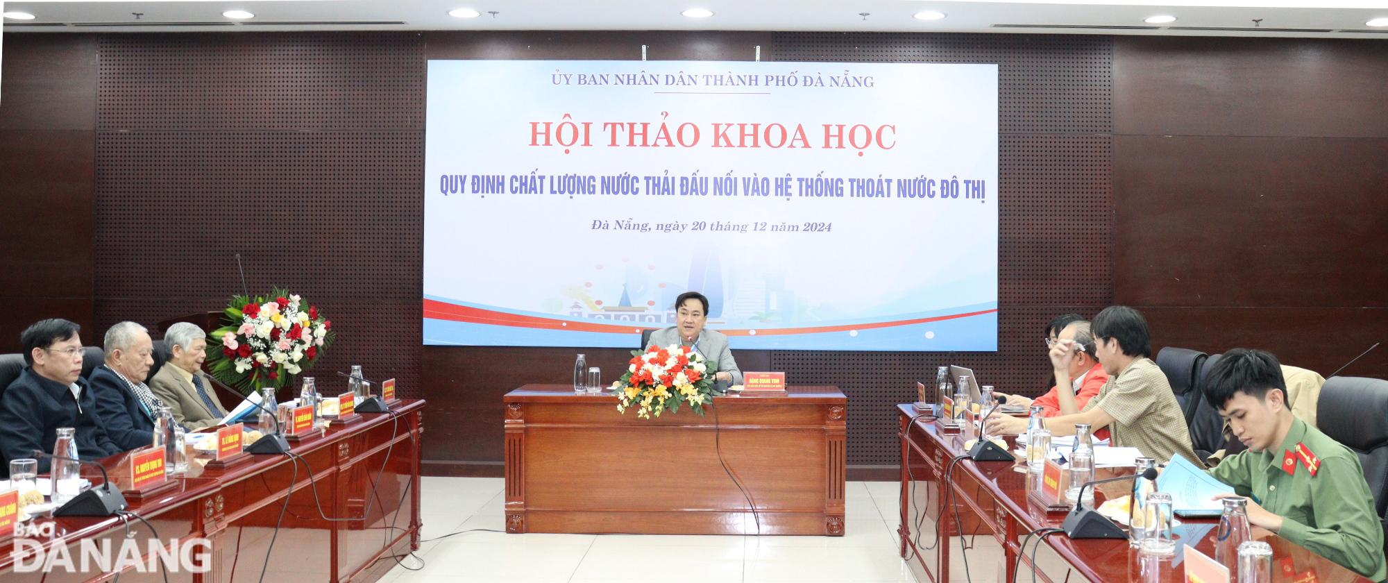 Phó Giám đốc Sở Tài nguyên và Môi trường Đặng Quang Vinh chủ trì hội thảo khoa học tham vấn ý kiến về quy định chất lượng nước thải đấu nối vào hệ thống thoát nước đô thị. Ảnh: HOÀNG HIỆP