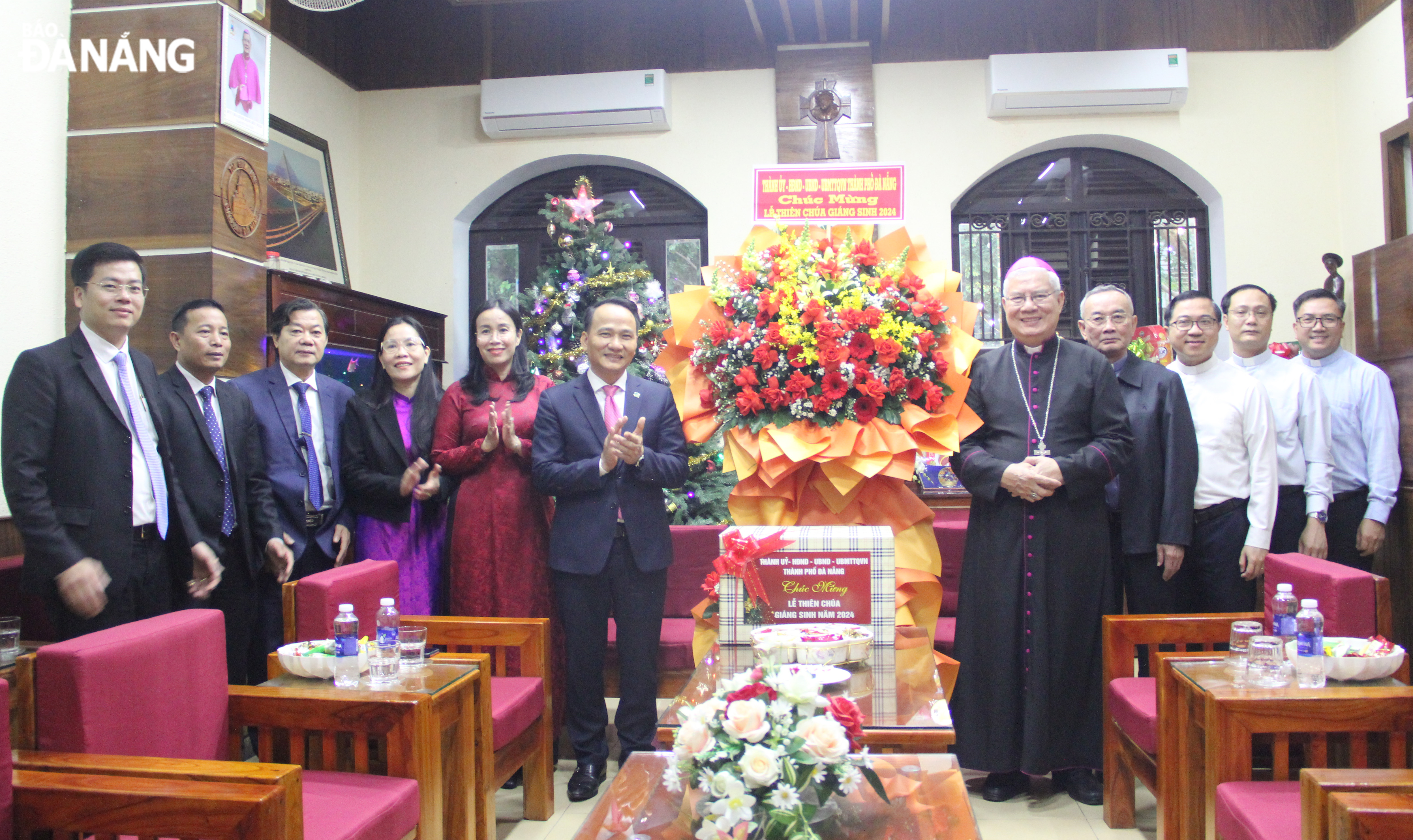 Phó Bí thư Thường trực Thành ủy Nguyễn Đình Vĩnh (thứ 6, bên trái sang) cùng các lãnh đạo thành phố tặng hoa chúc mừng lễ Thiên Chúa Giáng sinh 2024. Ảnh: XUÂN HẬU