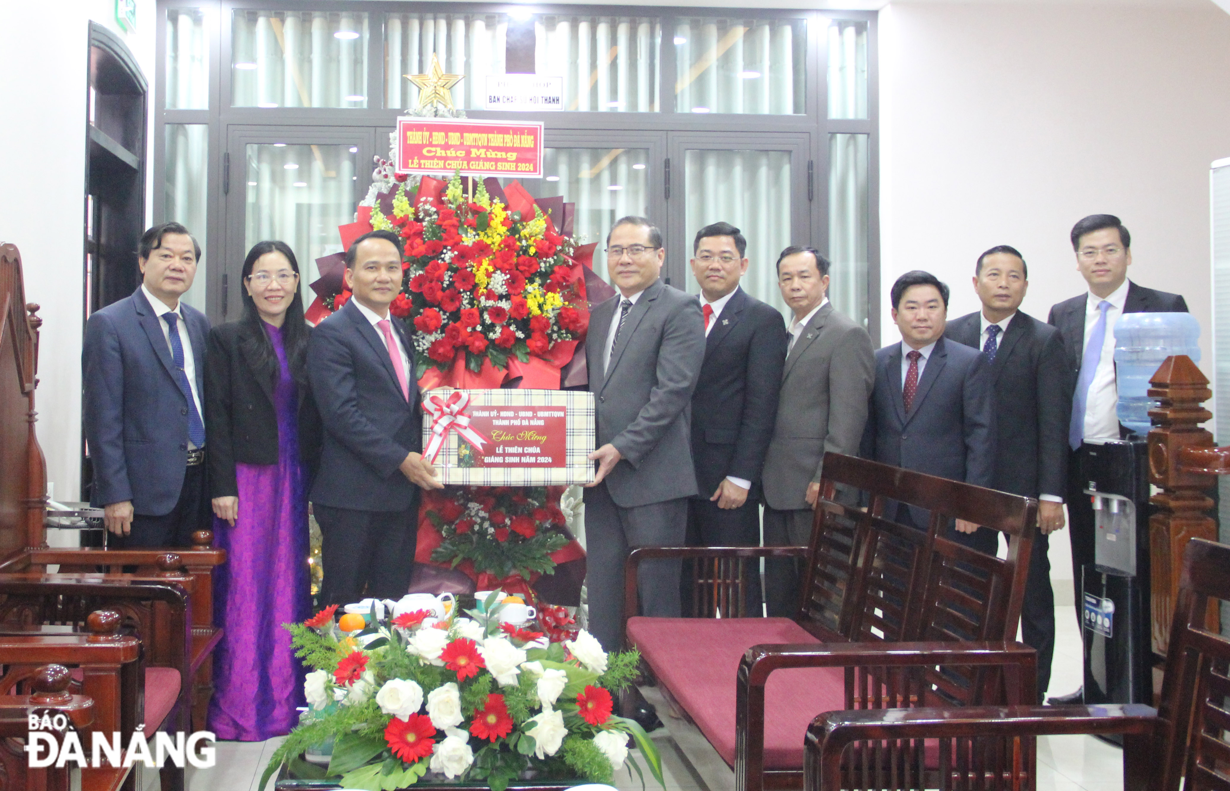 Phó Bí thư Thường trực Thành ủy Nguyễn Đình Vĩnh (thứ 3, trái sang) cùng lãnh đạo thành phố đến thăm, tặng hoa chúc mừng tại Ban Đại diện Hội thánh Tin lành thành phố Ảnh: X.HẬU