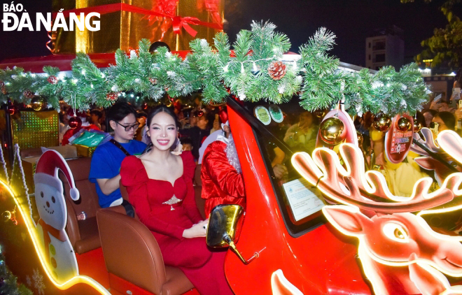 Miss International 2024 Huynh Thi Thanh Thuy joined the parade along Bach Dang Walking Street