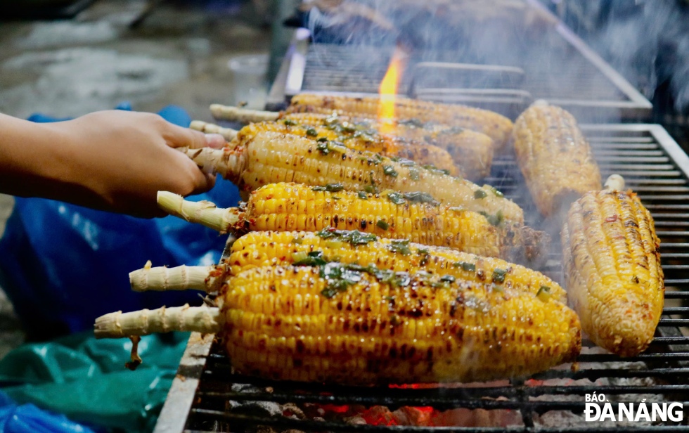 In winter, it’s common to find street vendors or stalls selling grilled sweet potatoes and corn along Da Nang’s streets. Priced between VND 10,000 and 20,000 each, these simple yet satisfying snacks are a favorite.