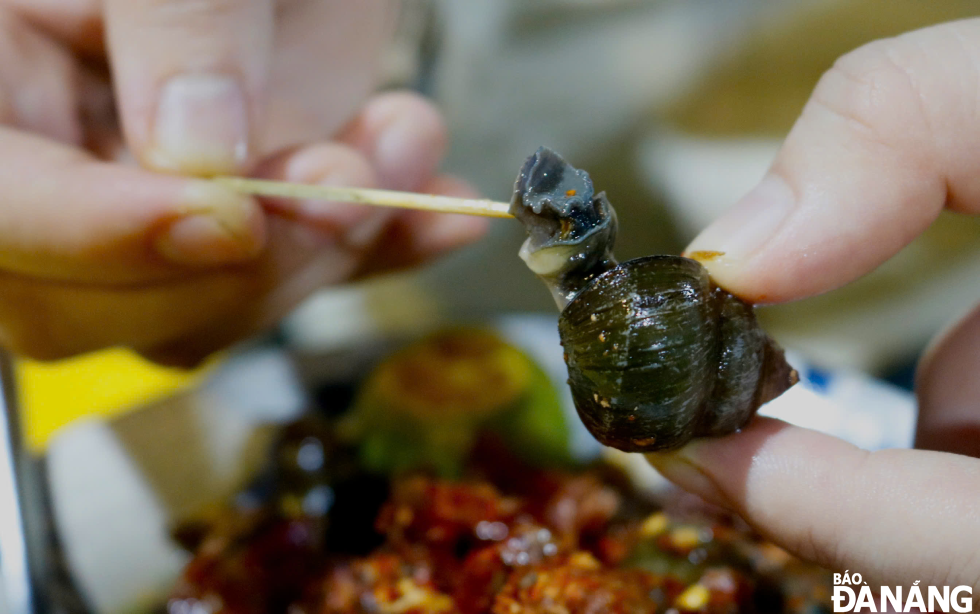 The sweetness of the snails, mixed with the tanginess of calamansi, the richness of fried shallots, and a hint of spicy chili, leaves diners longing for more.