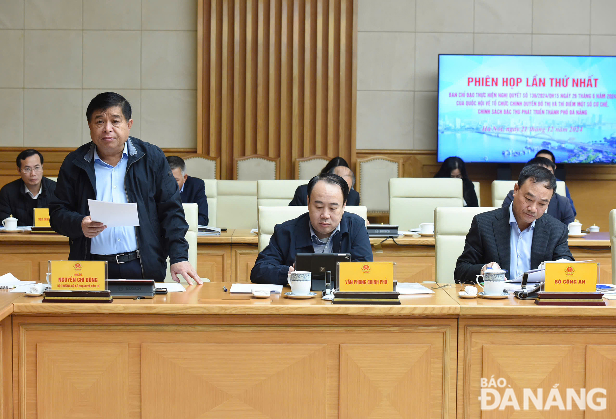 Minister of Planning and Investment Nguyen Chi Dung presenting a report at the meeting. Photo: WORKING DELEGATION