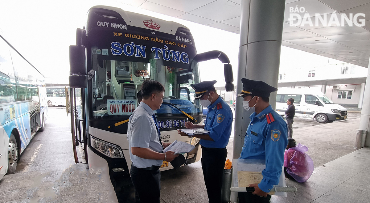 Enhancing patrols and monitoring of passenger transport activities during Tet. Photo: THANH LAN