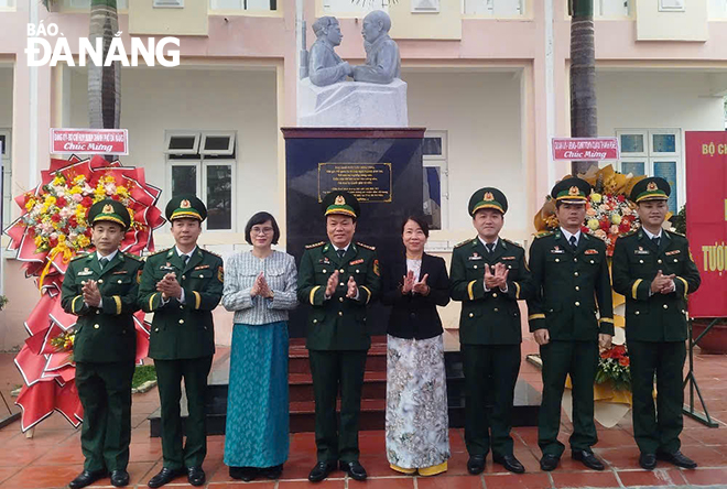 Lãnh đạo Bộ Chỉ huy BĐBP thành phố Đà Nẵng, Quận ủy, UBND quận Thanh Khê và Đồn Biên phòng Phú Lộc  và Tượng đài 