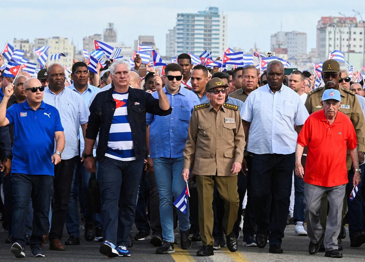 Lãnh đạo Cuba và người dân đi bộ dọc bờ biển Malecon trong cuộc biểu tình ở Havana vào ngày 20-12. Ảnh: China Daily	