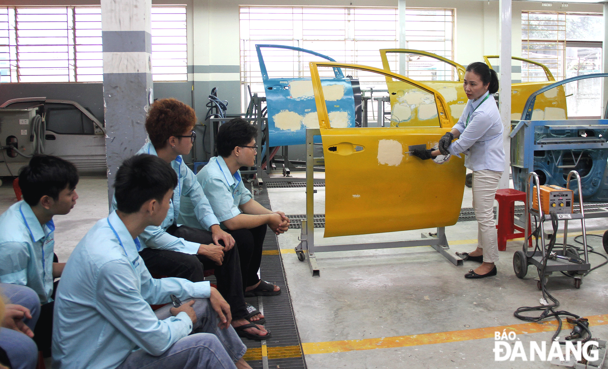 Vocational training institutions focus on developing and standardising the teaching staff. IN PHOTO: A lecturer at the Da Nang Vocational Training College instructing students in welding techniques. Photo: LAM PHUONG