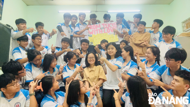 After gastrectomy, teacher Le Thi Quynh Nhi weighed only 36kg. In the face of the pain of illness, the love and encouragement of her pupils give her the strength to live.