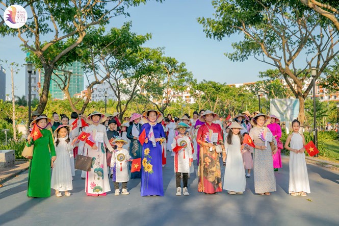 The Vietnamese Ao Dai Heritage Club in Da Nang showcases ao dai performances on the streets. Photo: PV