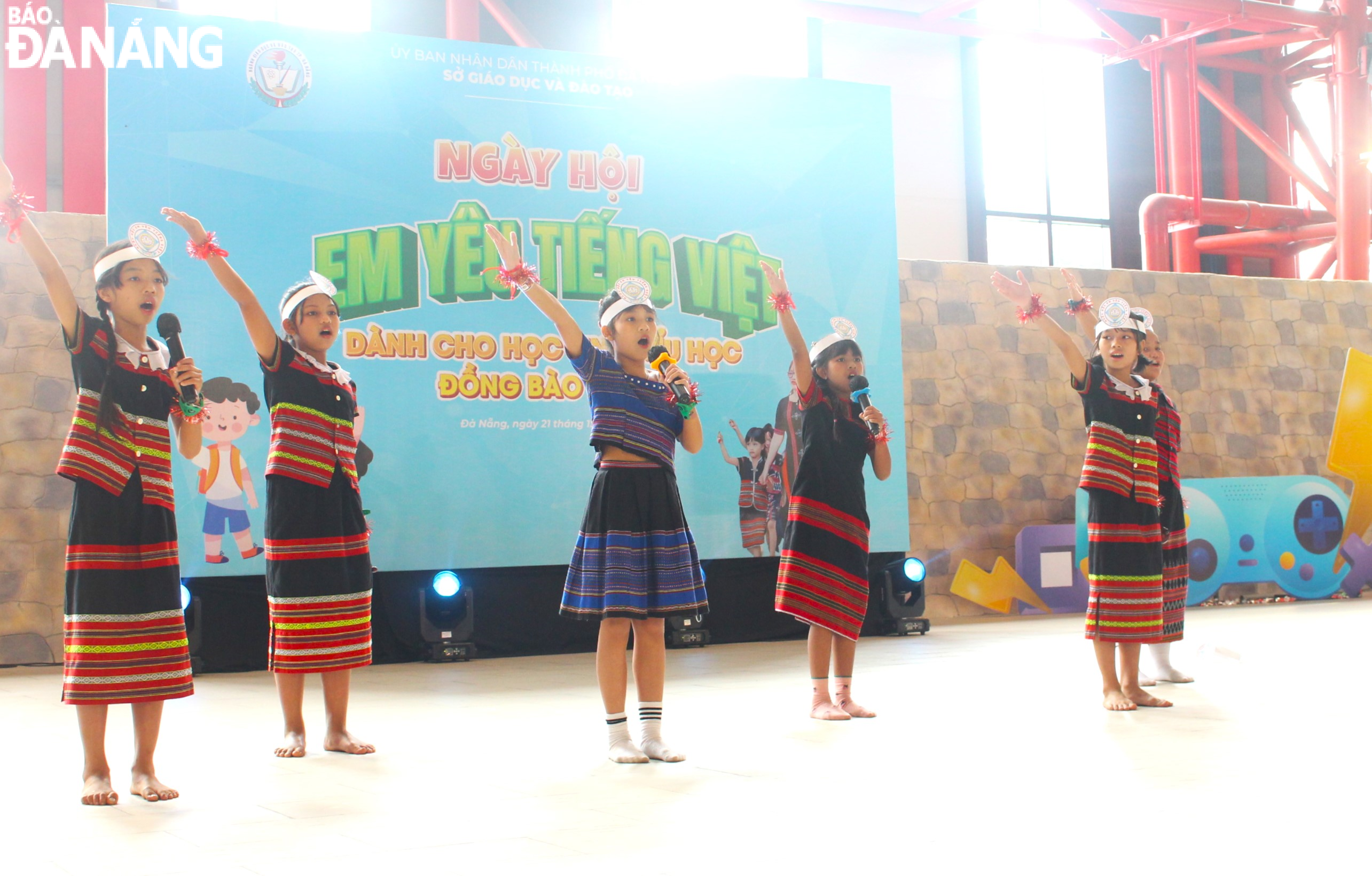 A music performance by Co Tu pupils at the “I love Vietnamese Language” Festival