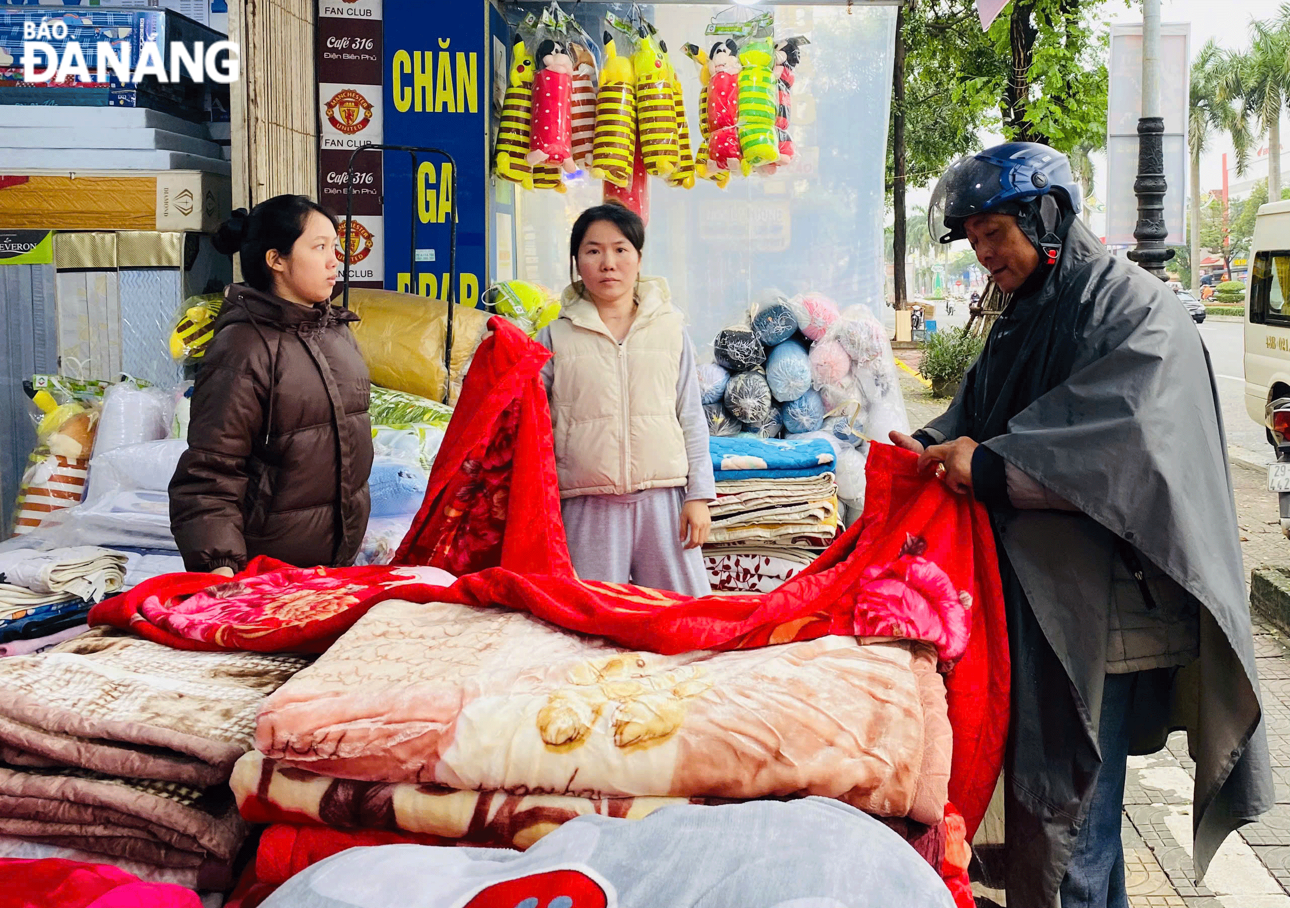 People buying blankets at the Ngoc Cam store, on Dien Bien Phu Street, Thanh Khe District. Photo: MAI LY