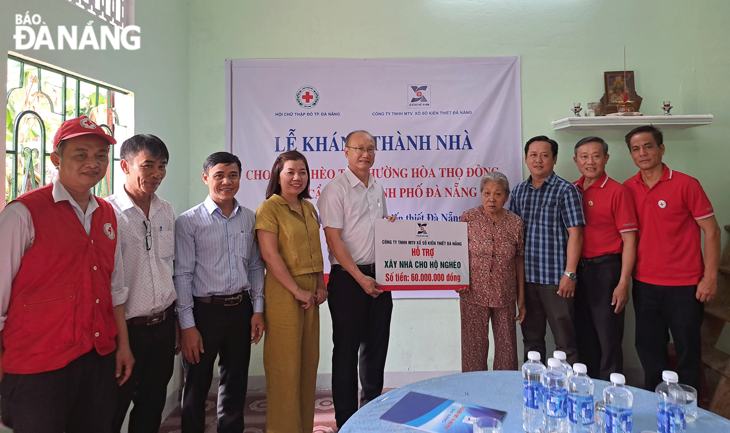 The Da Nang Red Cross Society cooperates with sponsors to hand over houses to disadvantaged people. Photo: HUY HOANG