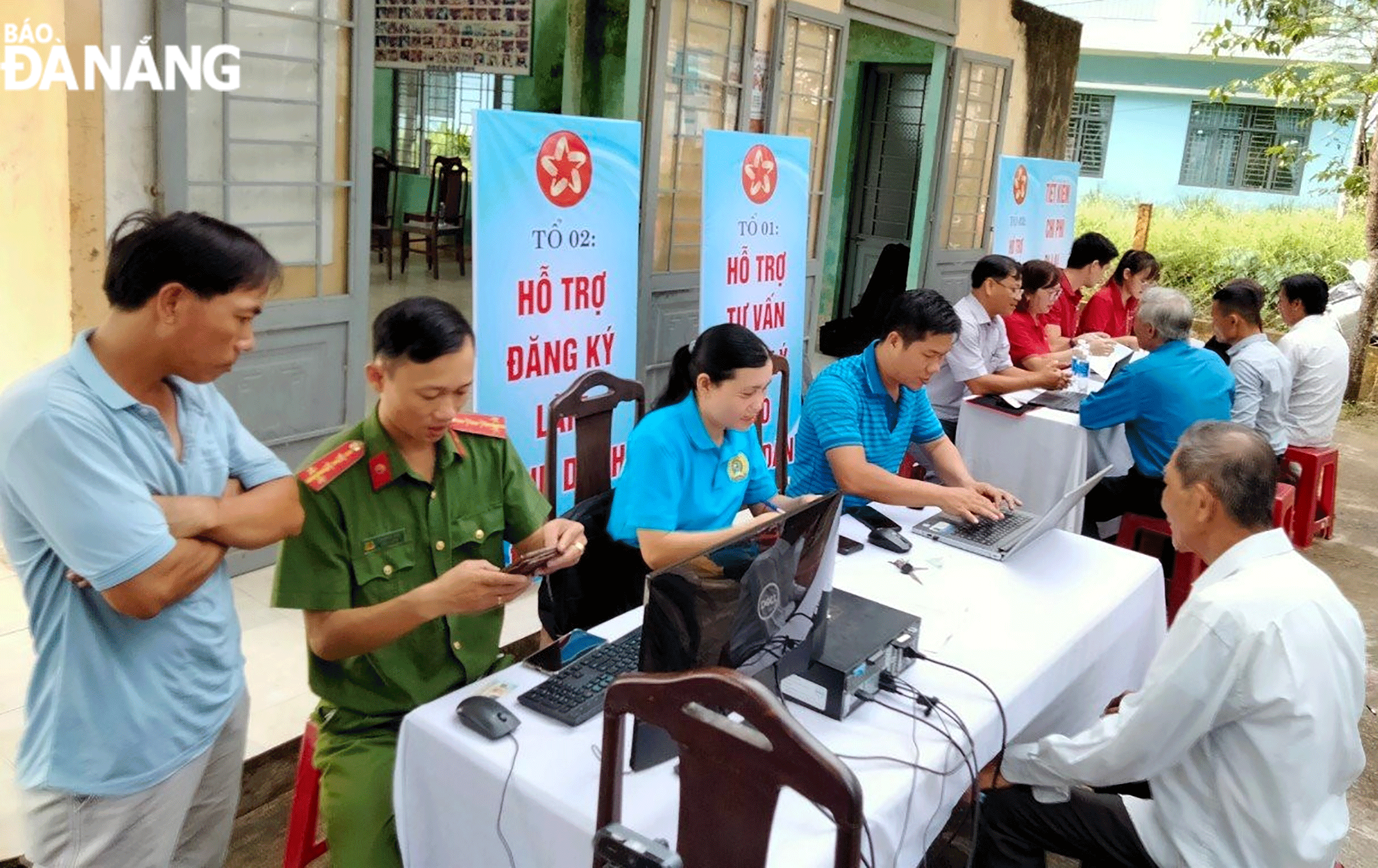 The volunteer administrative reform collaborators of Hoa Son Commune, Hoa Vang District support and guide people to register for administrative procedures online. Photo: TRONG HUY