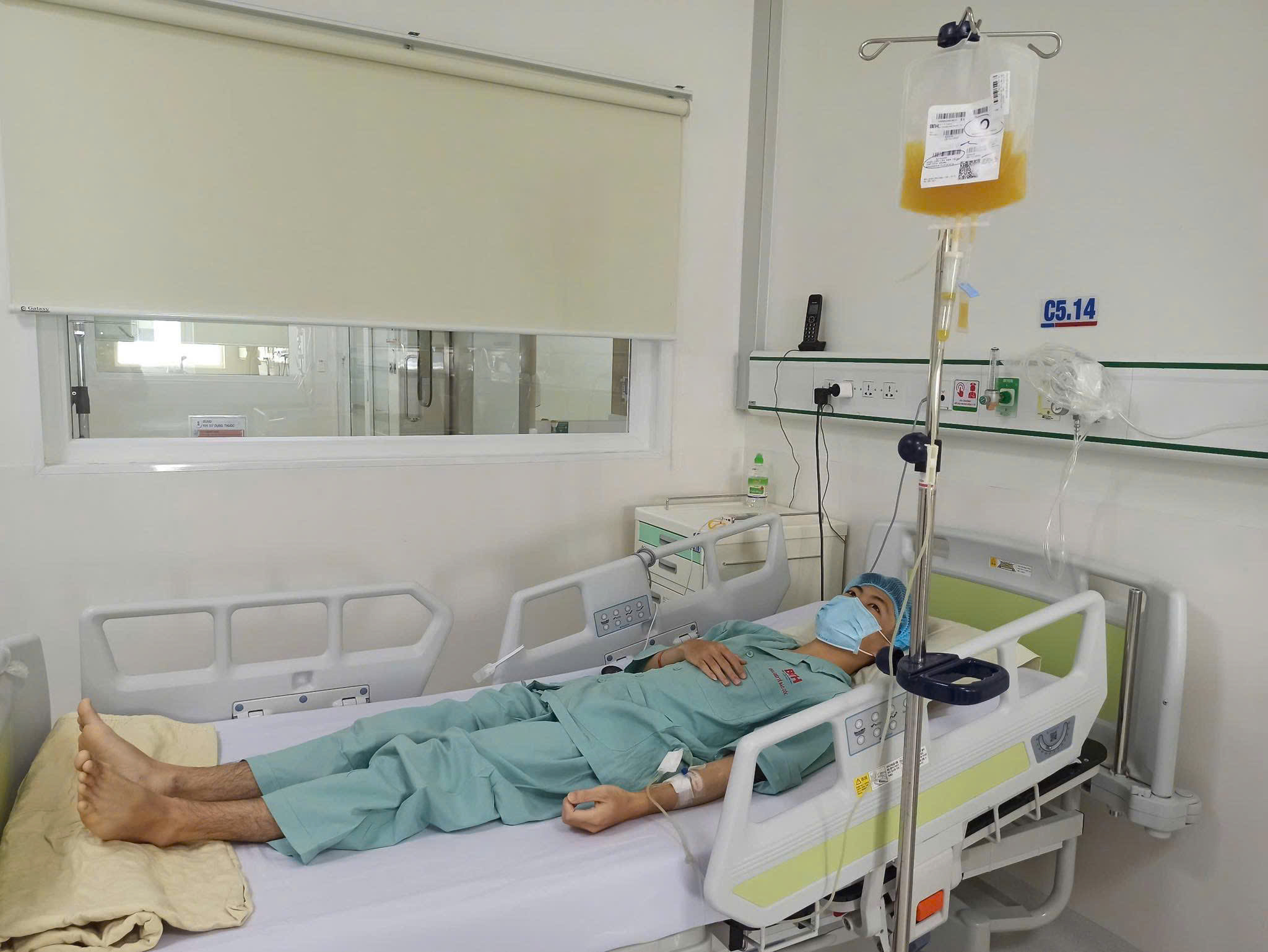 Nguyen Dinh Khanh undergoing chemotherapy at the Stem Cell Transplant Department, Hematology and Blood Transfusion Hospital Branch 2, Binh Chanh District, Ho Chi Minh City. Photo: Xuan Son