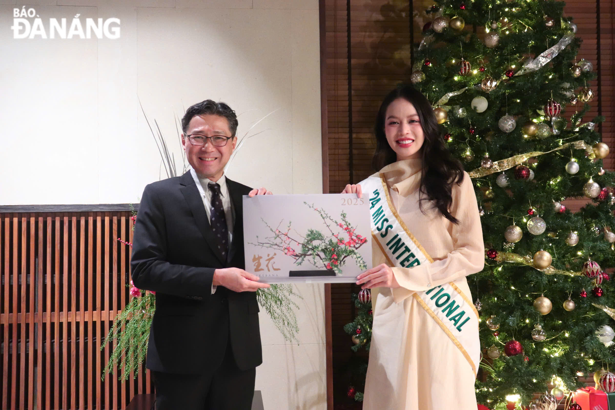 Consul General Mori Takero (left) presenting a gift to Miss Thanh Thuy at the meeting. PHOTO: KHANH NGAN