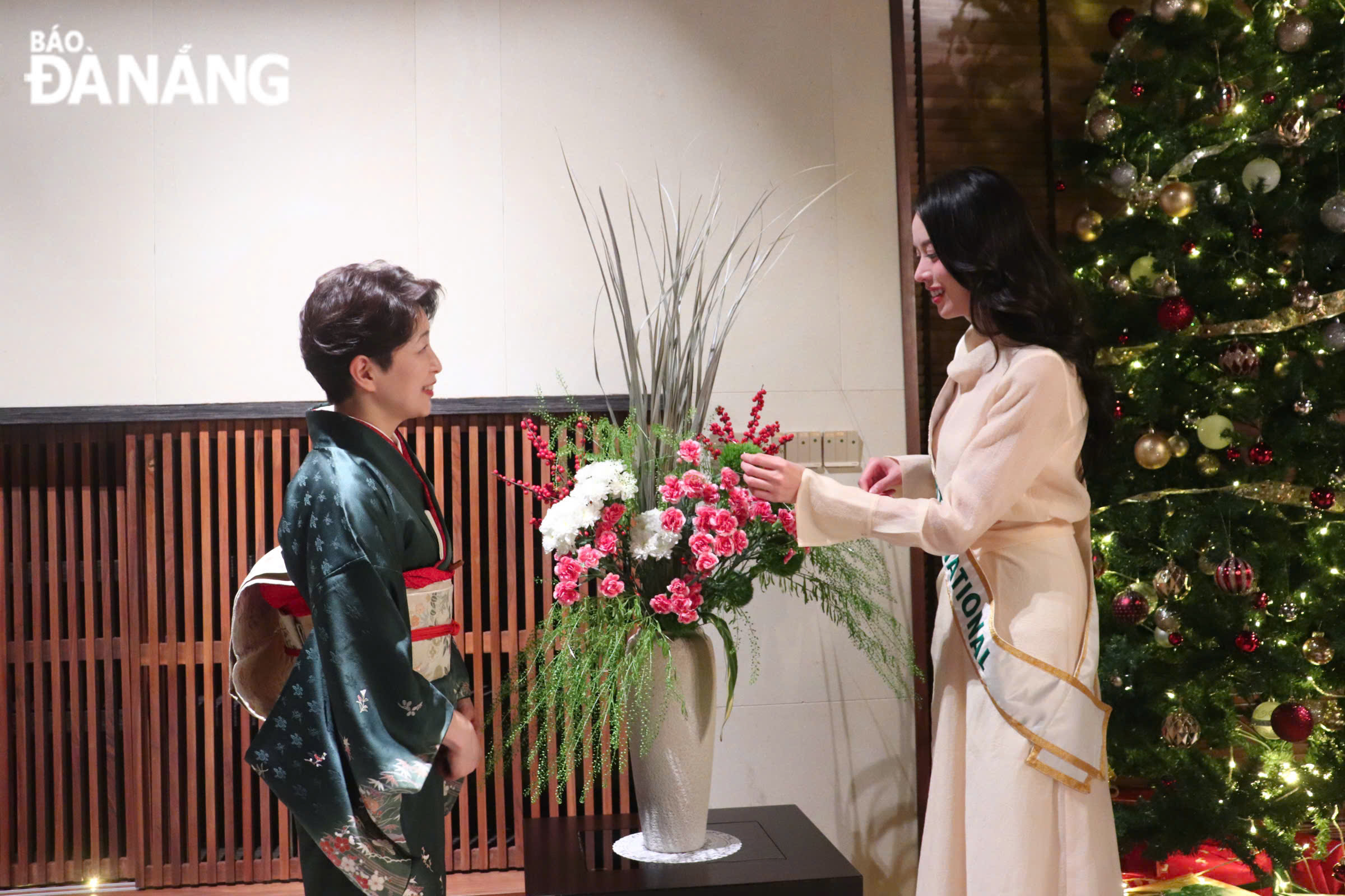 Miss Thanh Thuy experienced Ikebana flower arrangement, one of the long-standing traditional flower arrangement arts, imbued with Japanese culture. PHOTO: KHANH NGAN