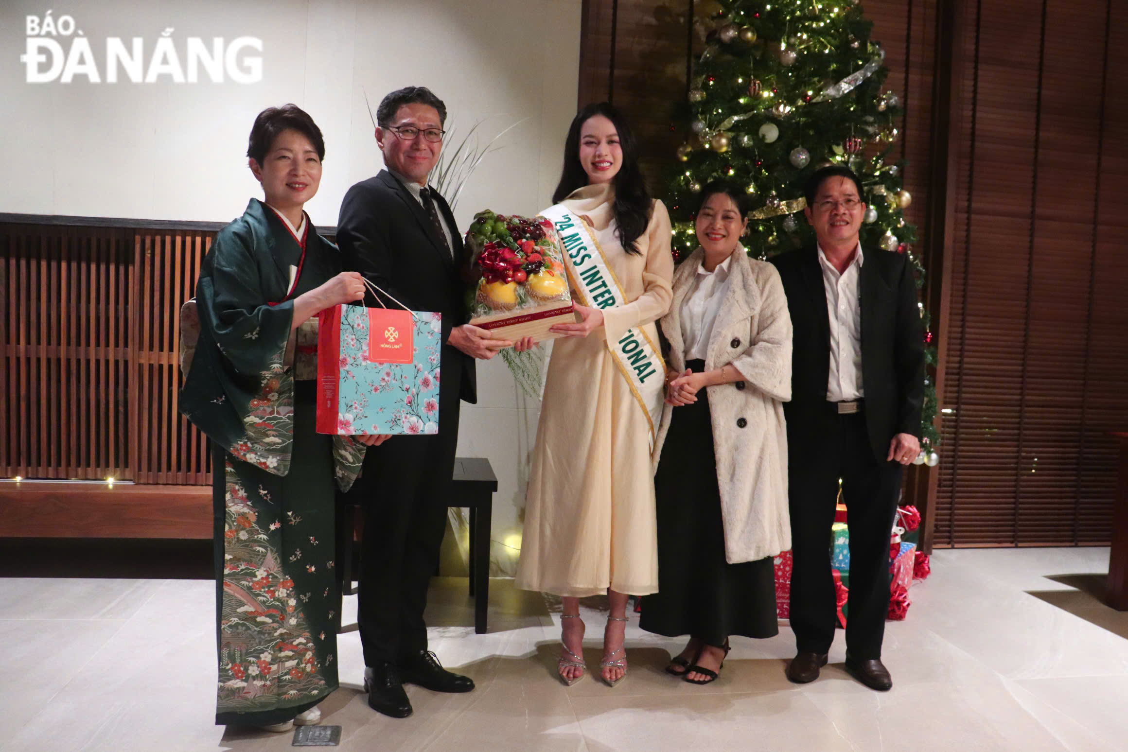 Miss Thanh Thuy presented gifts and Vietnamese specialties to Consul General Mori Takero and his wife. PHOTO: KHANH NGAN