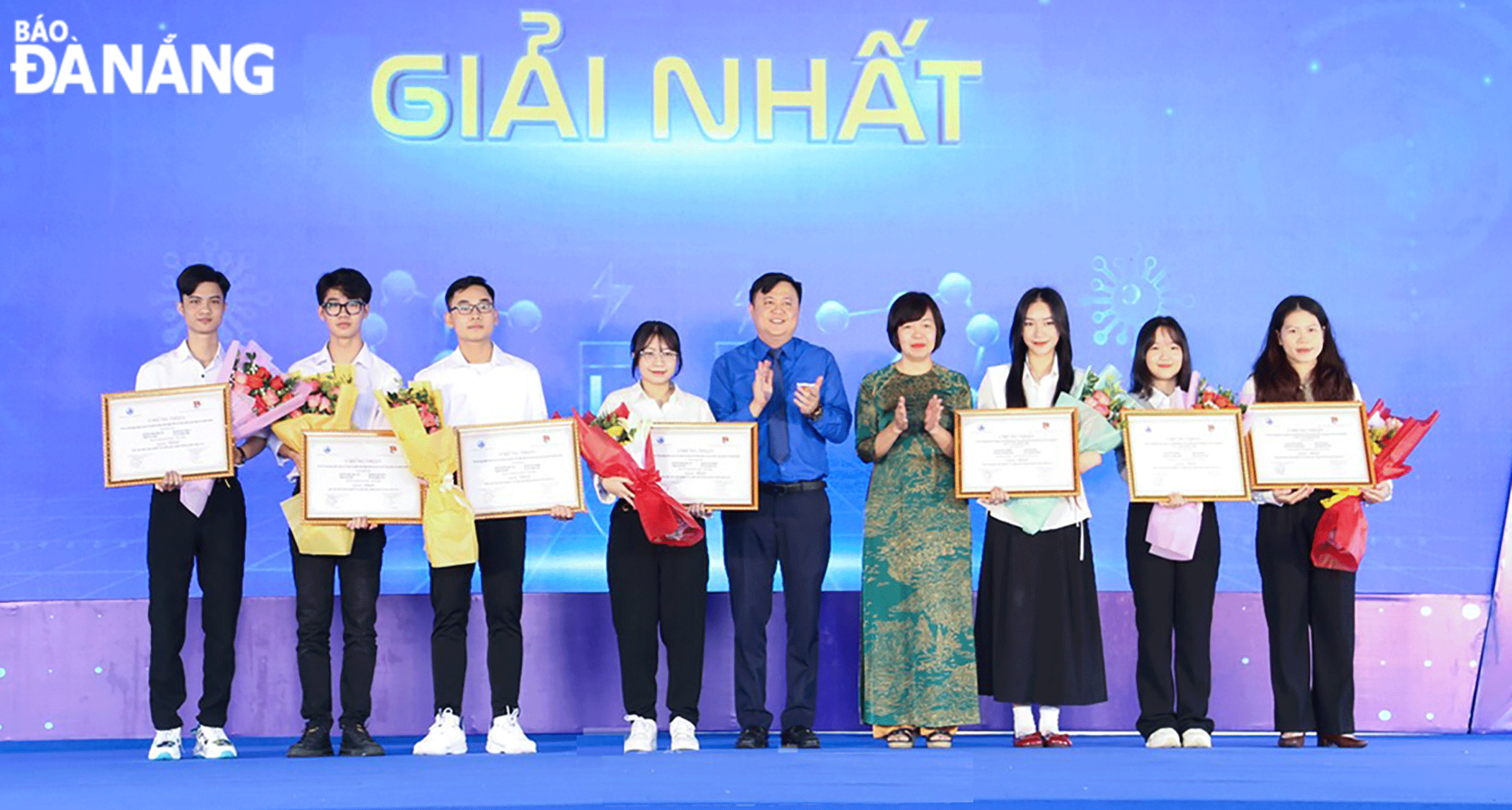 The organising committee honours the first prize winning groups at the 2024 Da Nang Science Research Student contest. Photo: NGOC QUOC