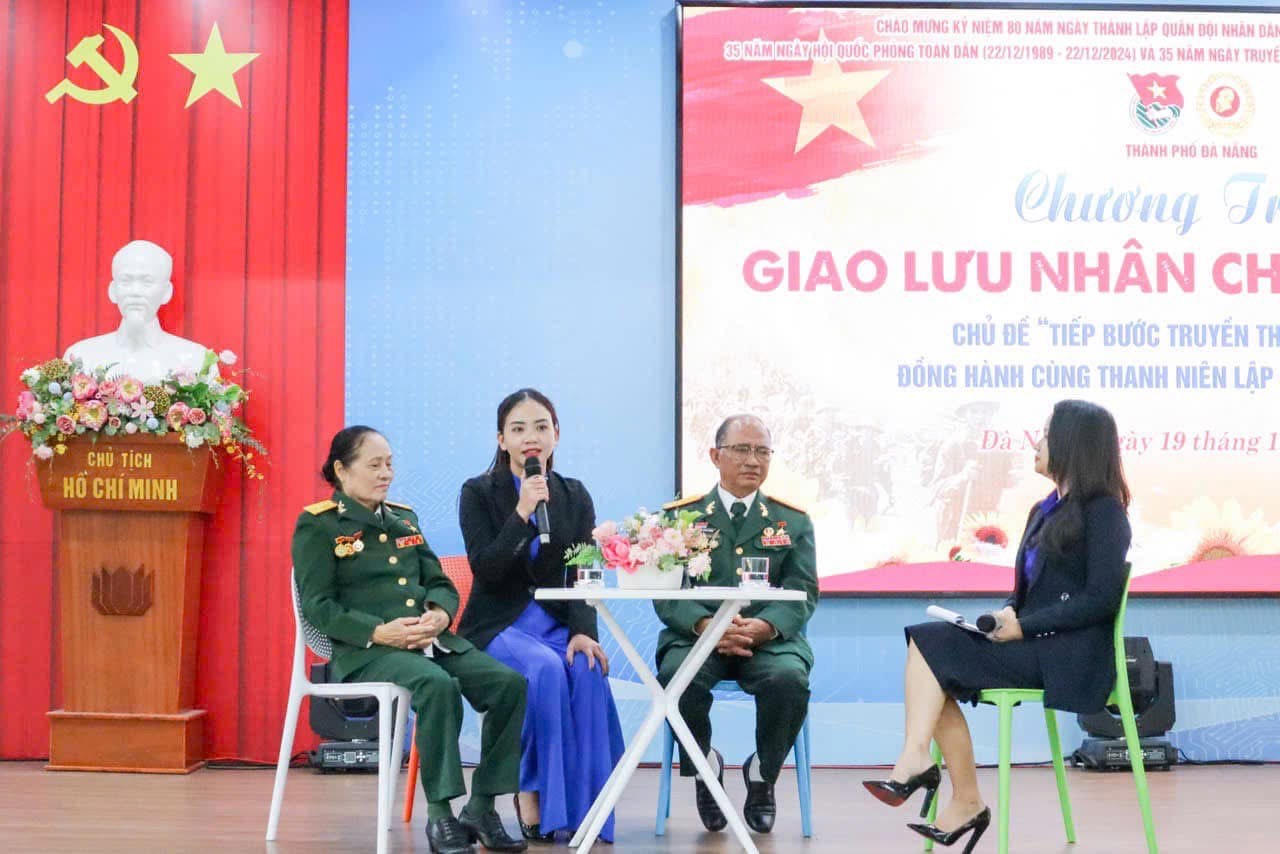 Các cựu chiến binh giao lưu với đoàn viên, thanh niên.  Ảnh: HOÀNG PHƯƠNG TRINH