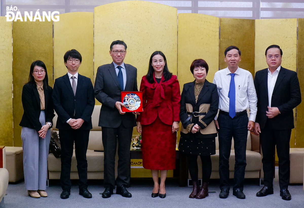 Vice Chairwoman of the Da Nang People's Committee Nguyen Thi Anh Thi (4th, right) presented a souvenir to Japanese Consul General in the city Mori Takero (3rd, left) on Thursday. Photo: T.PHUONG