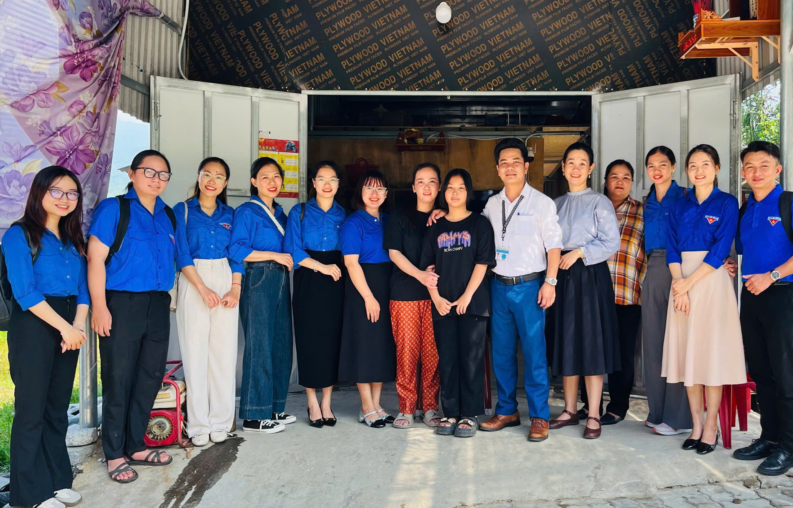 Teacher Pham Minh Vu (right, sixth) and the school’s teachers visit students' homes under the “Weekend with Students’ Families” model. Photo: AN NHIEN