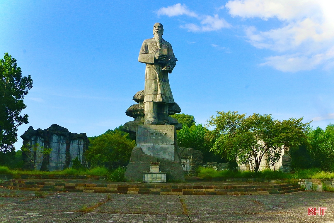 Tượng đài Lê Hữu Trác tại quần thể khu di tích Hải Thượng Lãn Ông Lê Hữu Trác (huyện Hương Sơn, tỉnh Hà Tĩnh). Ảnh: BÁO HÀ TĨNH