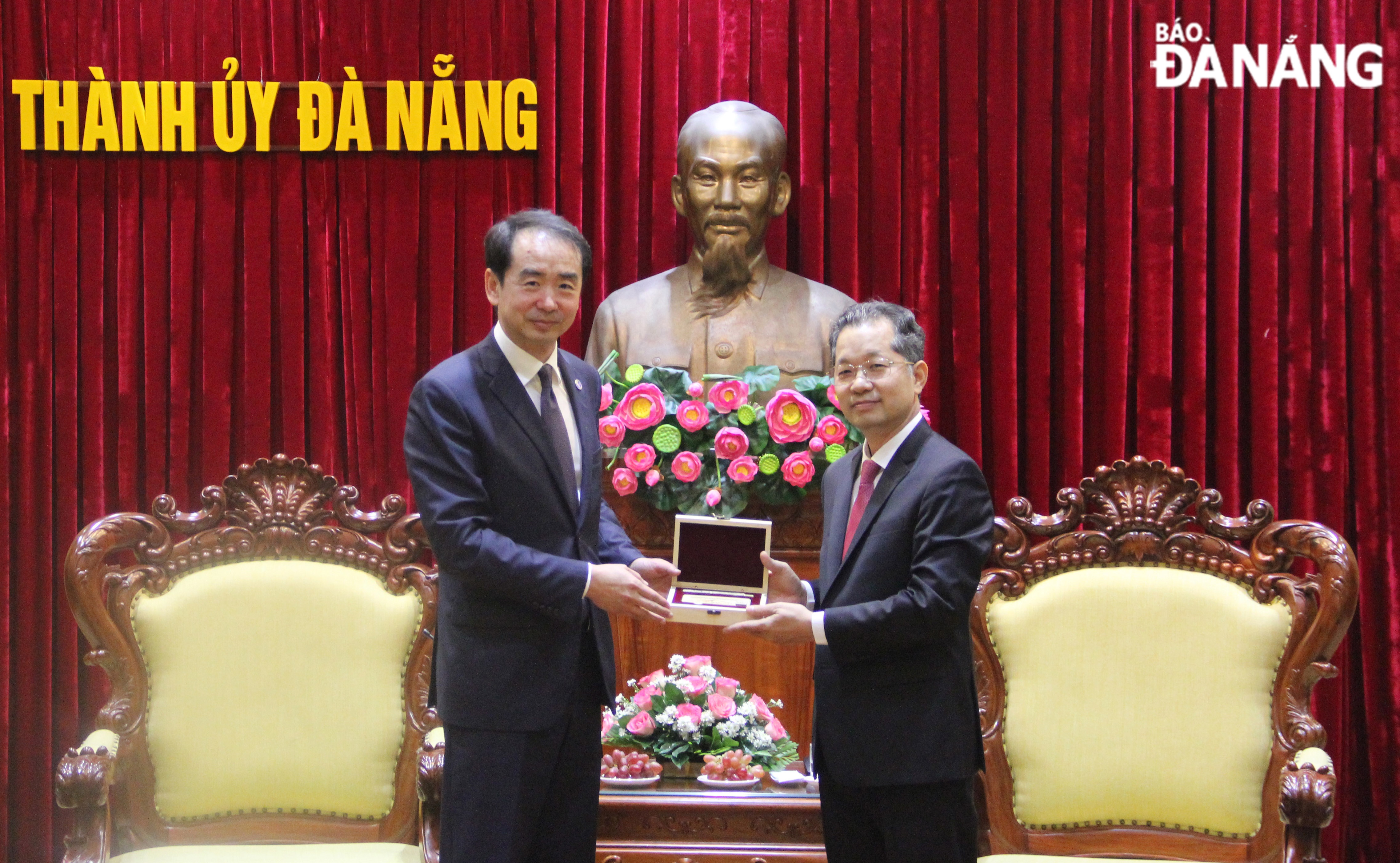 Secretary of the Da Nang Party Committee Nguyen Van Quang (right) presents a souvenir to Chinese Ambassador to Viet Nam He Wei. Photo: XUAN HAU