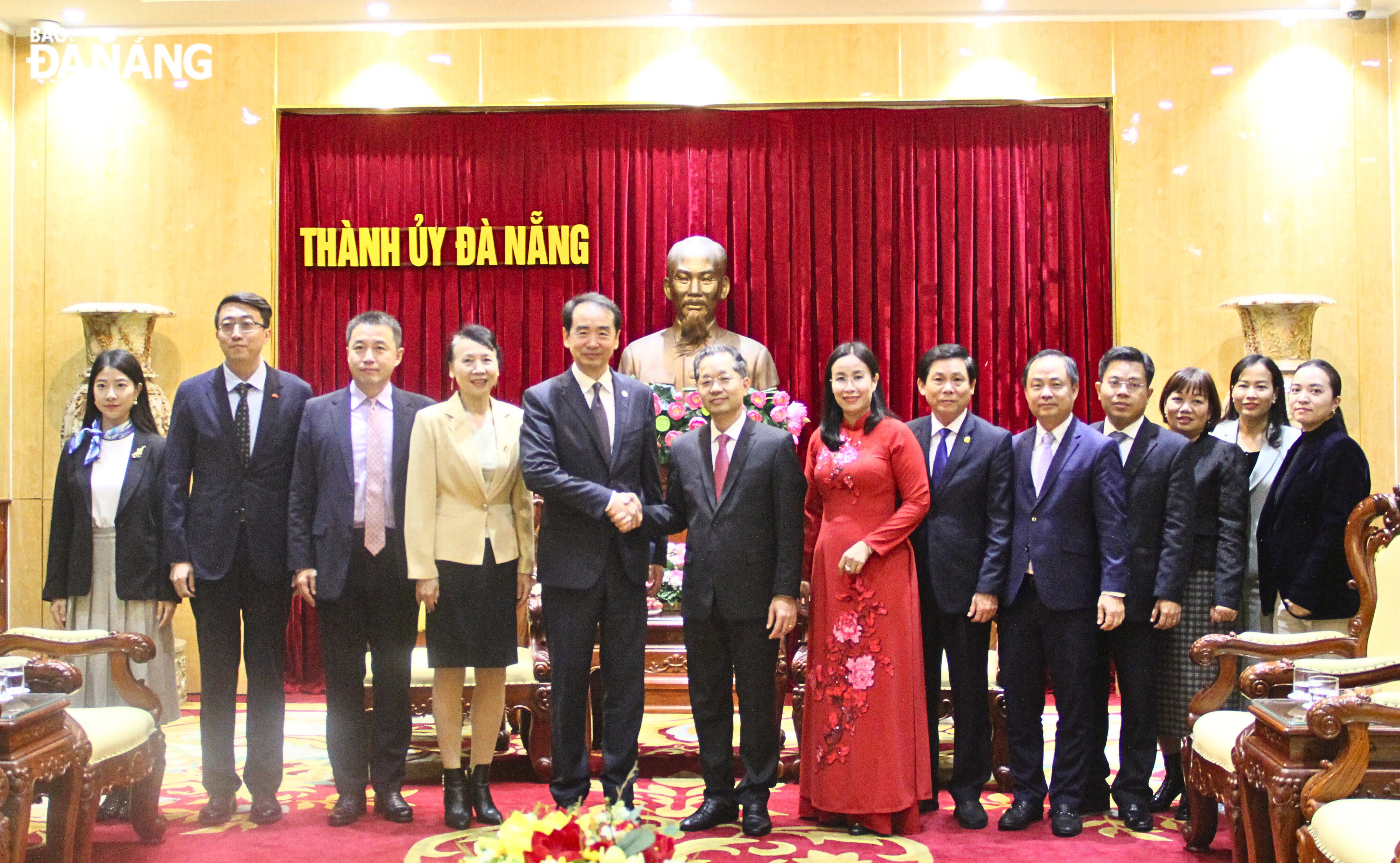 Da Nang Party Committee Secretary Nguyen Van Quang (6th, left) and city leaders taking a souvenir photo with the working delegation. Photo: XUAN HAU