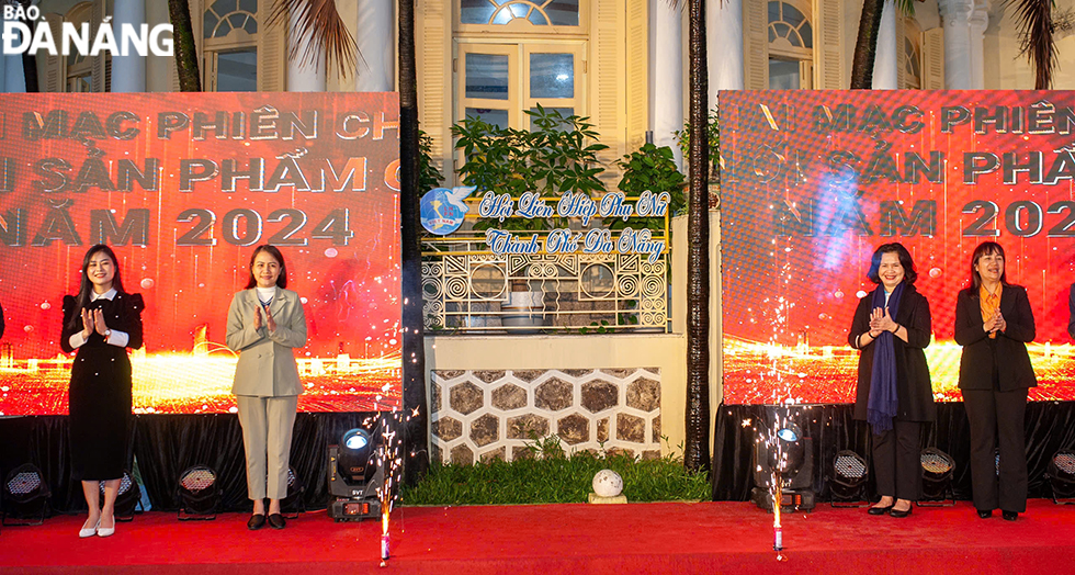 Representatives from the Da Nang Women's Union and other delegates pressed the button to officially open the OCOP Product Connection Fair 2024. Photo: Thu Ha