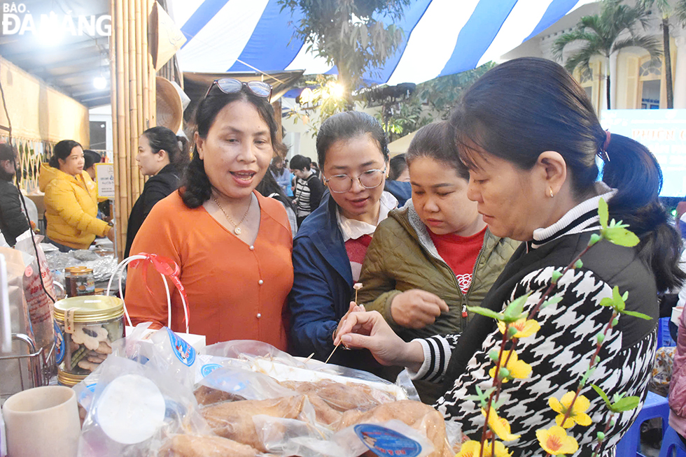 The fair attracts many women members from the city and neighboring provinces. Photo: Thu Ha