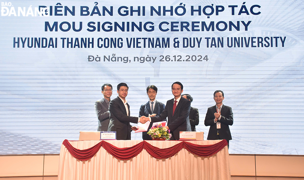 Leaders from the Duy Tan University and Hyundai Thanh Cong Viet Nam Joint Venture Company signed the partnership agreement to develop high-quality human resources for the automotive industry. Photo: Thu Ha