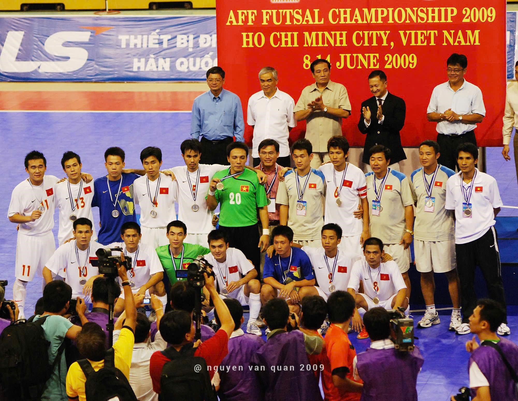 Anh Nguyễn Quốc Bình (áo trắng số 8), cựu tuyển thủ Futsal quốc gia tham dự Giải vô địch Futsal Đông Nam Á 2009. Chiếc huy chương bạc này là thành tích cao nhất của đội tuyển futsal Việt Nam tại đấu trường khu vực trở về trước. Ảnh: NVCC