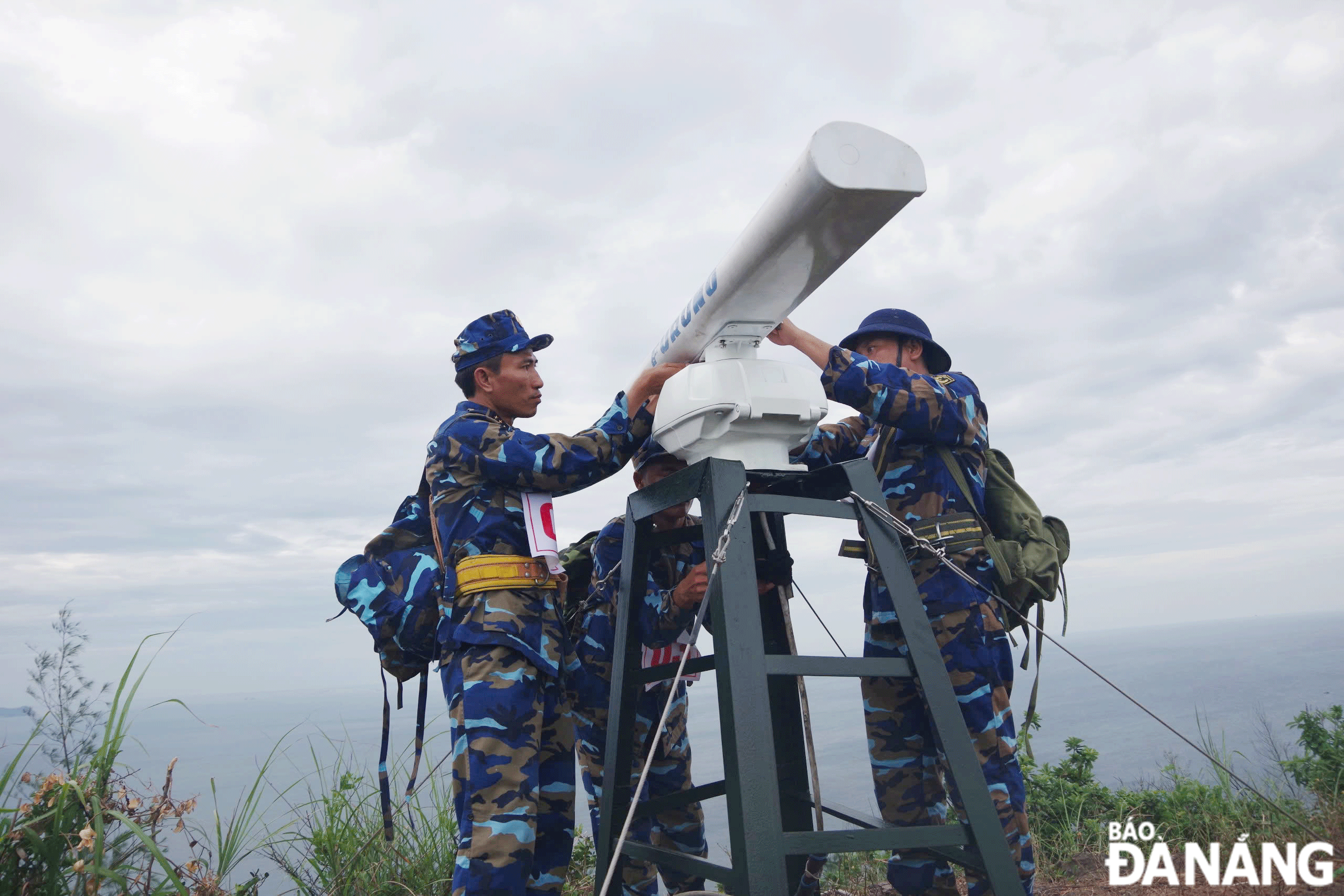 Cán bộ, chiến sĩ kiểm tra, bảo dưỡng thiết bị trên Trạm radar 545.  Ảnh: HIỀN LƯƠNG