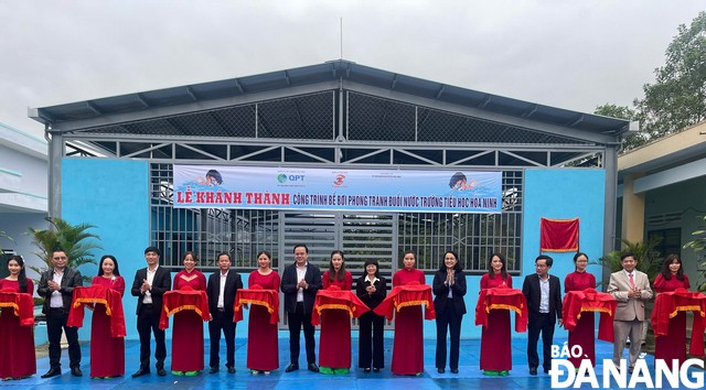 The inauguration of the swimming pool at the Hoa Ninh Primary School.