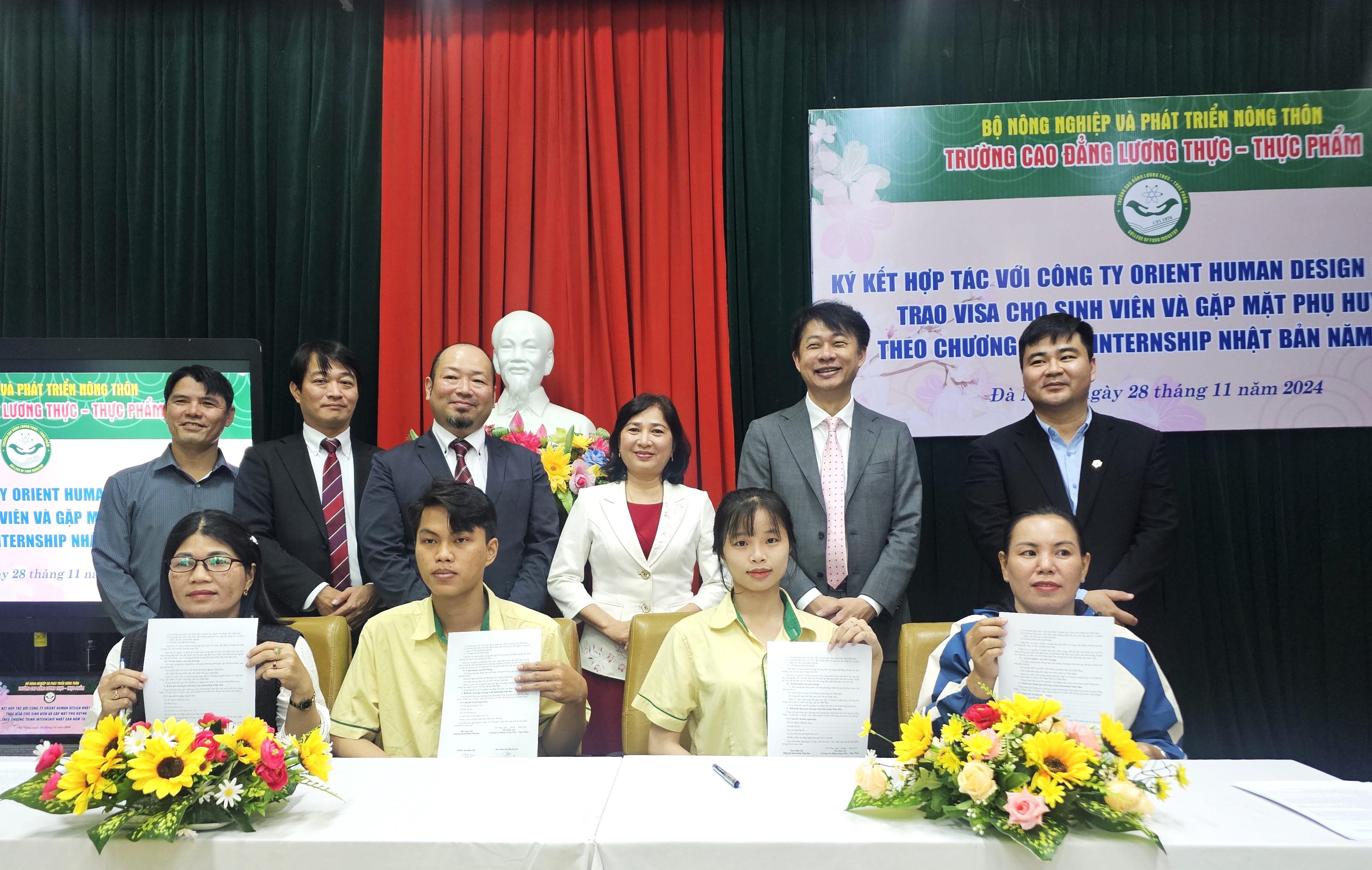 Students of the Da Nang College of Food Industry sign a three-party commitment between the school, businesses and learners to participate in the Japanese internship programme in 2024. Photo: LAM PHUONG