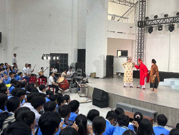 The Phan Chau Trinh High School coordinated with the Nguyen Hien Dinh Tuong Theater to organise two Tuong art performances on April 12 and April 15, 2024, attracting more than 1,200 pupils. Photo: DOAN HAO LUONG