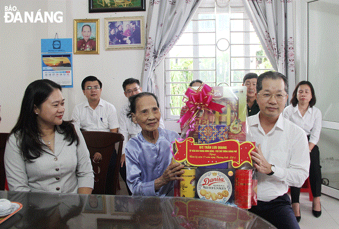 Da Nang always pays special attention to caring for people with meritorious services. In the photo: Secretary of the municipal Party Committee Nguyen Van Quang visiting and presenting gifts to policy families and people with meritorious services in Hai Chau District. Photo: L.P