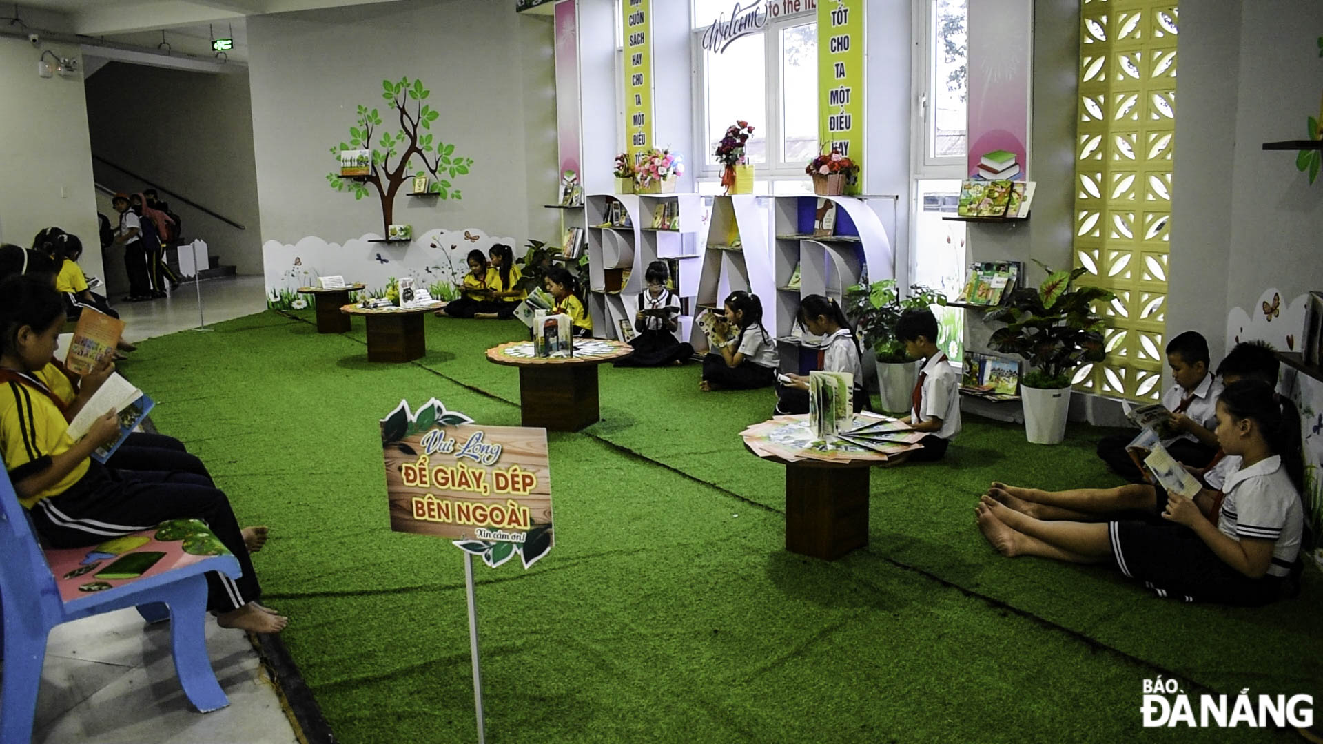 The library at the Hoa Phuoc Primary School No. 2 offers a spacious and airy environment for pupils.