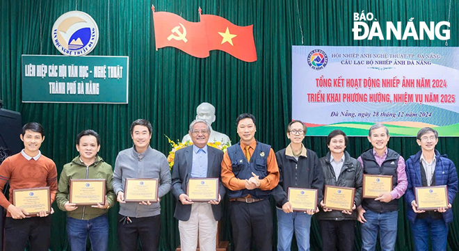 Photographer Huynh Van Truyen, Chairman of the Da Nang Photography Club, presented commemorative medals to outstanding members.