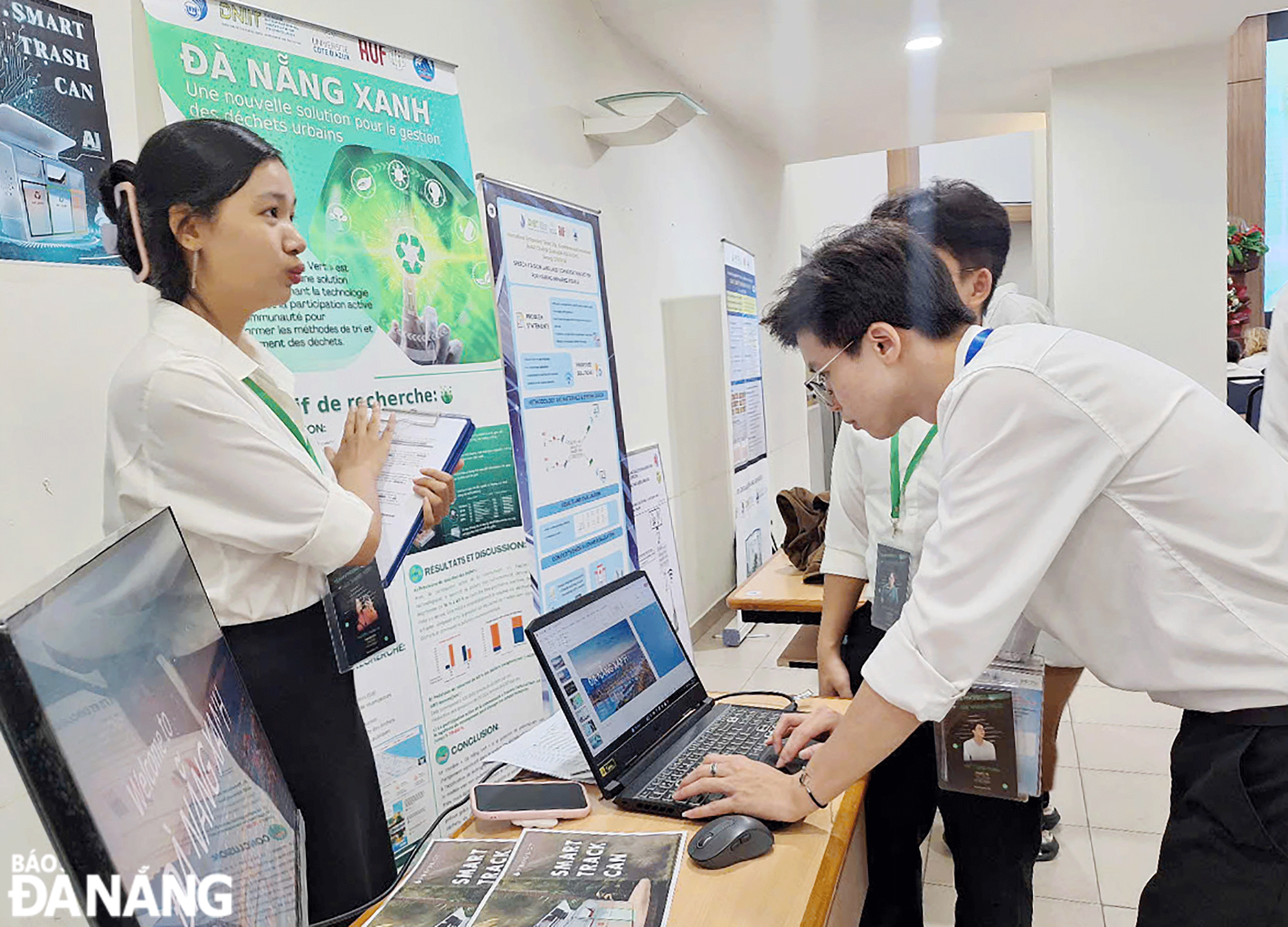 A group of students from the University of Economics, and Science and Technology at a scientific research competition. Photo: THU HA