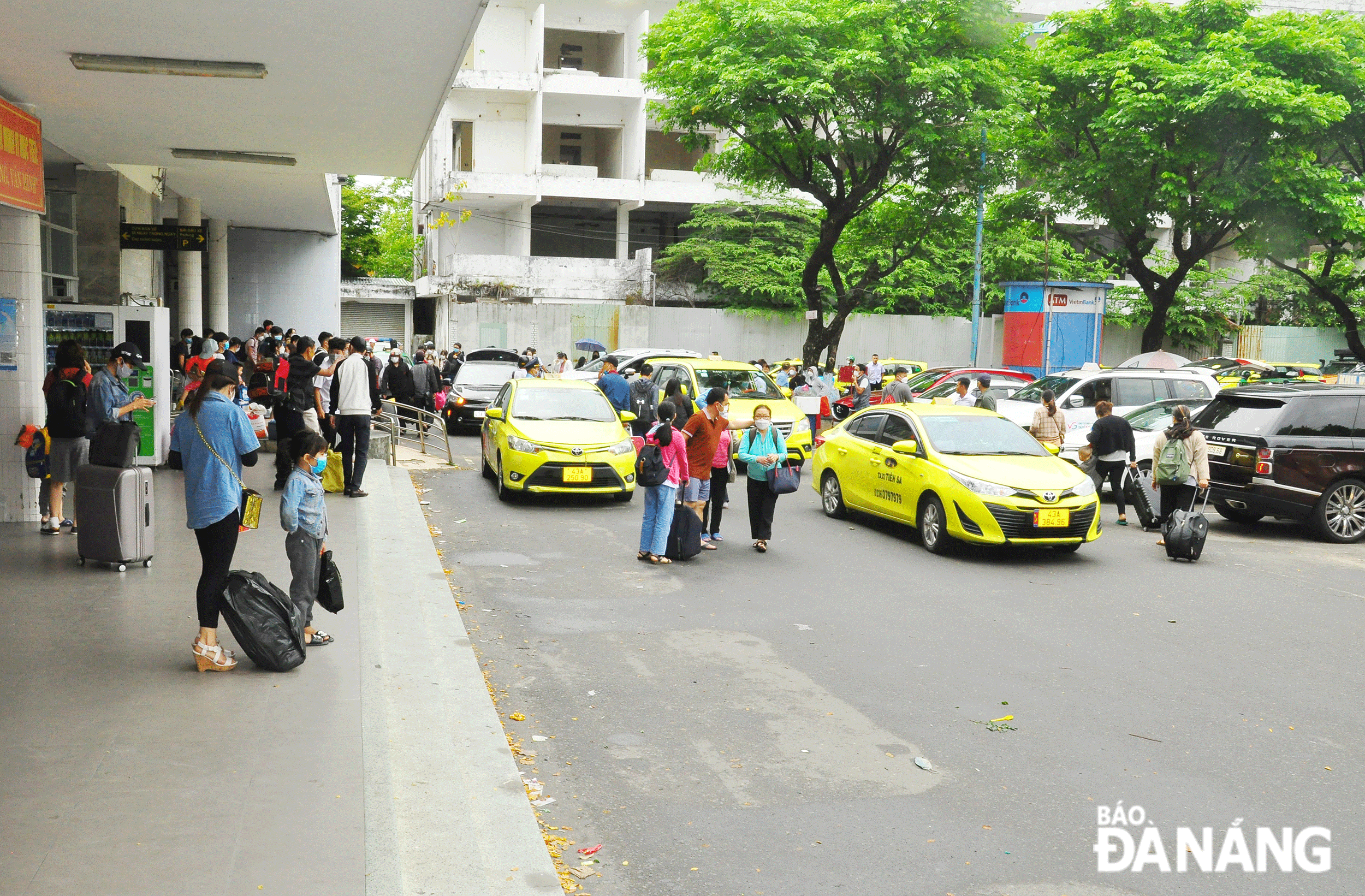 Passengers arriving at the Da Nang Railway Station. Photo: THANH LAN