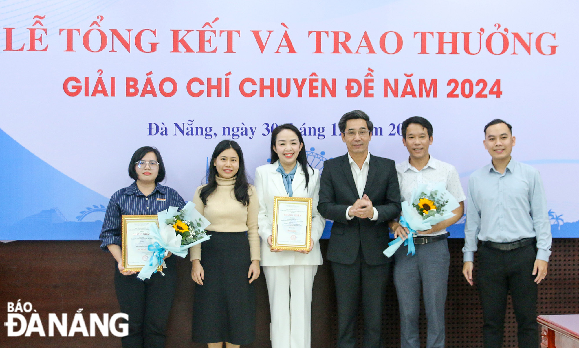 Các đại diện của Báo Đà Nẵng nhận giải tại lễ trao Giải báo chí tuyên truyền về Chuyển đổi số của thành phố Đà Nẵng và Giải báo chí Xây dựng Đà Nẵng - Thành phố môi trường năm 2024.