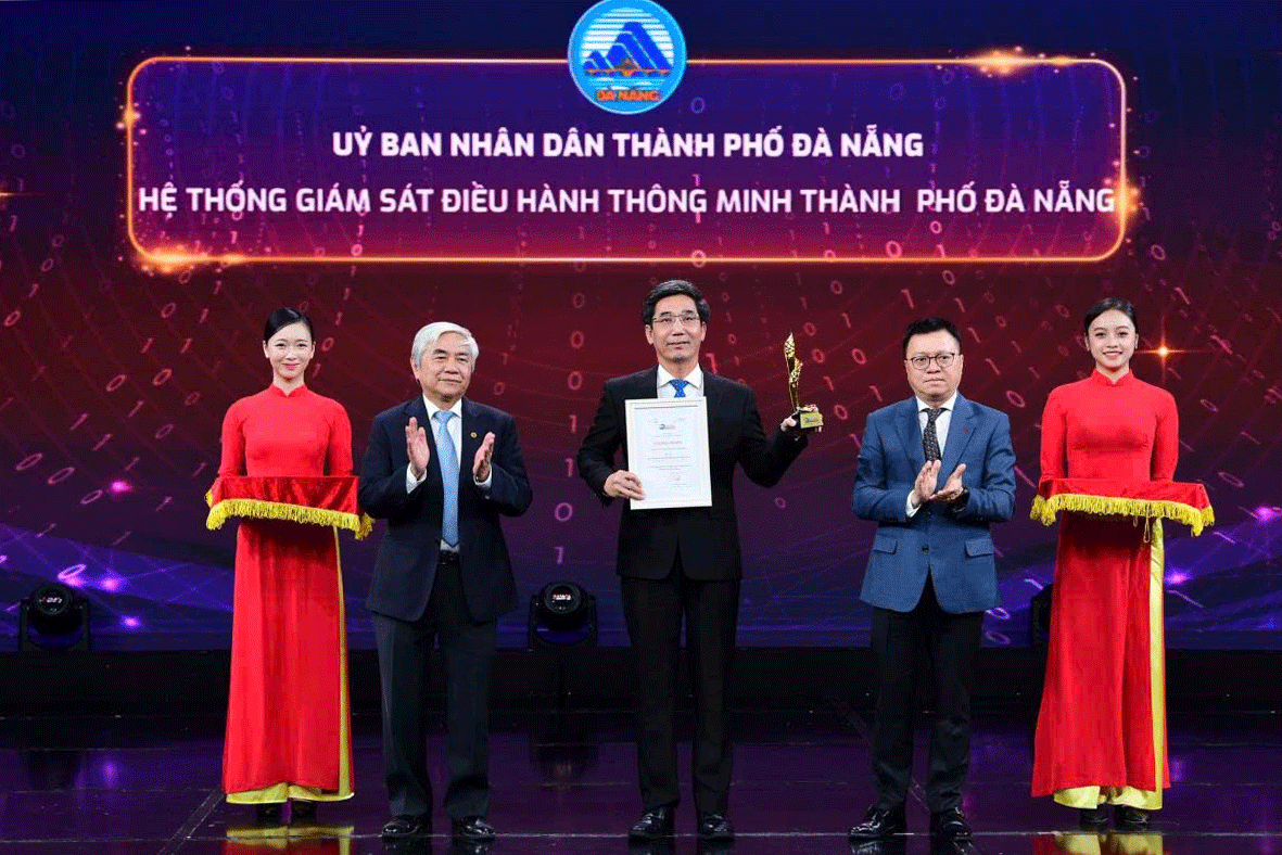 Phó Chủ tịch UBND thành phố Trần Chí Cường (giữa) đại diện UBND thành phố nhận giải thưởng với giải pháp “Hệ thống giám sát điều hành thông minh thành phố Đà Nẵng”. Ảnh: Sở Thông tin truyền thông