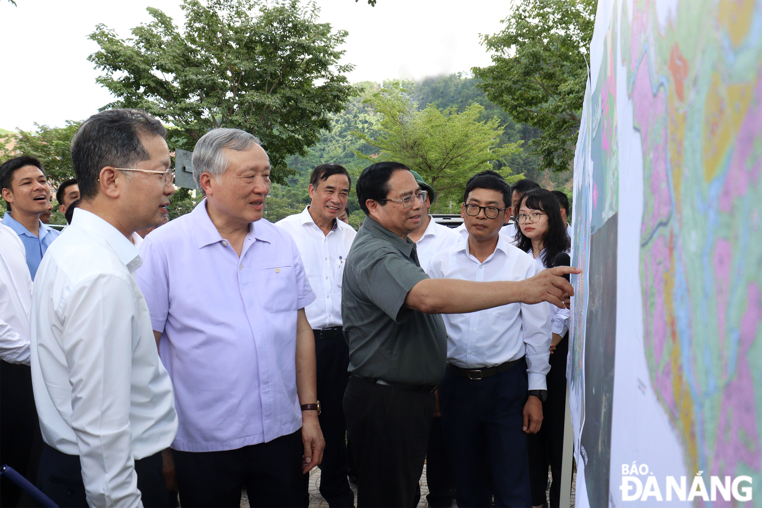 On September 1, 2024, Prime Minister Pham Minh Chinh, Permanent Deputy Prime Minister Nguyen Hoa Binh, and leaders of central ministries and Da Nang inspected a number of locations planned to be selected to build functional areas to form the Da Nang Free Trade Zone. Photo: HOANG HIEP