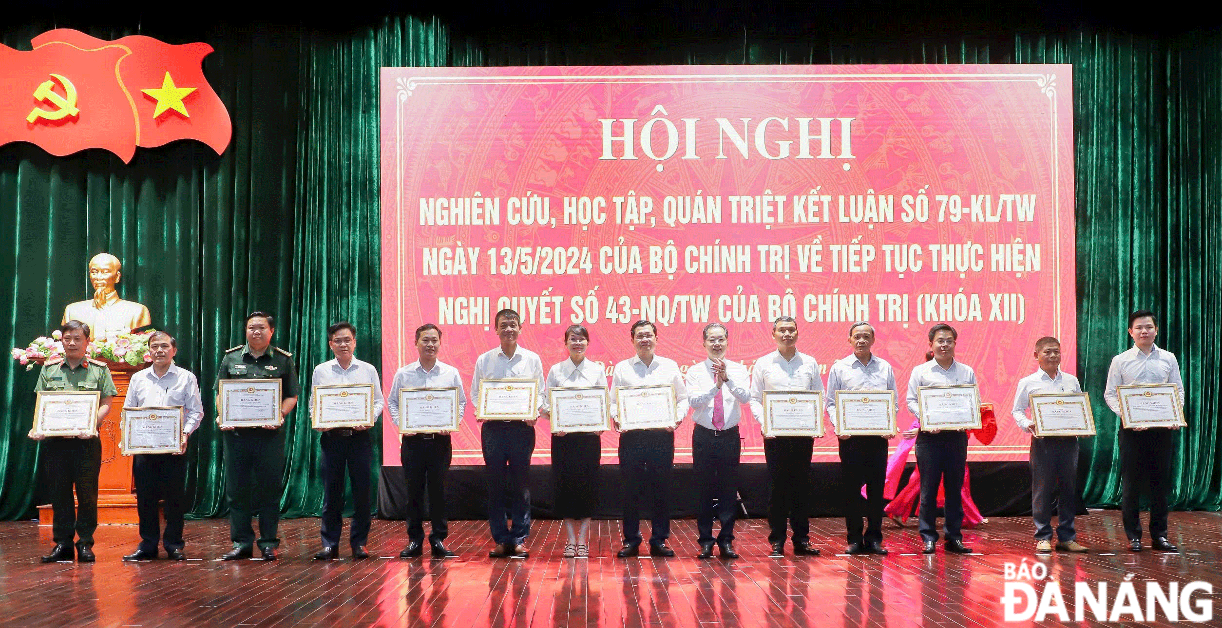 Secretary of the Da Nang Party Committee Nguyen Van Quang (6th, right) presenting Certificates of Merit from the Standing Board of the municipal Party Committee to collectives and individuals who played a role in advising the Politburo to issue Conclusion No. 79-KL/TW. Photo: NGOC PHU