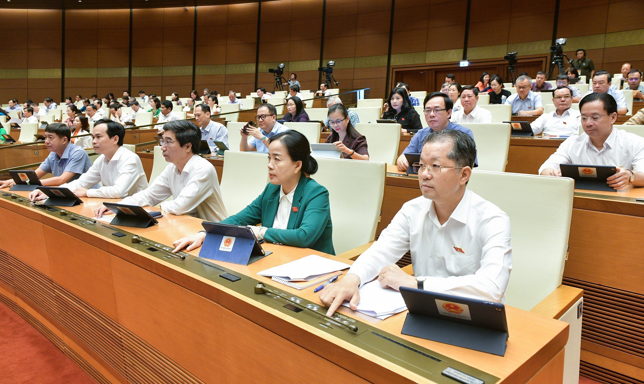 The National Assembly deputies' delegation of Da Nang voted to pass Resolution No. 136/2024/QH15. Photo: VU HUNG